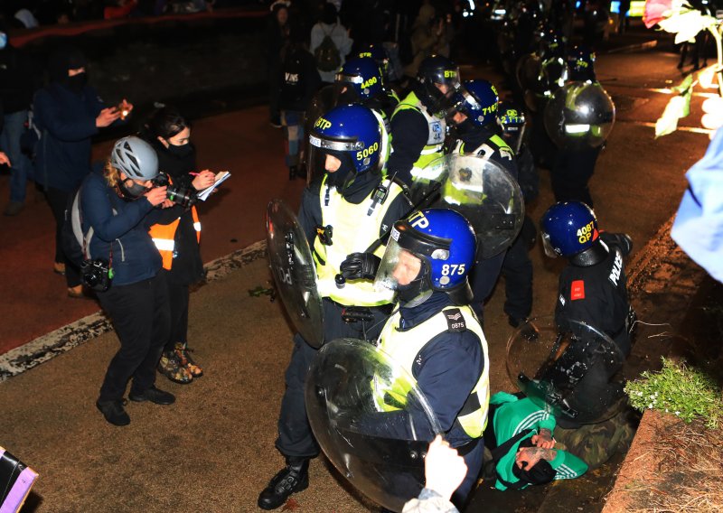 Kaos u Bristolu: Specijalci i konjička policija rasturili prosvjed protiv većih policijskih ovlasti, deset ljudi uhićeno