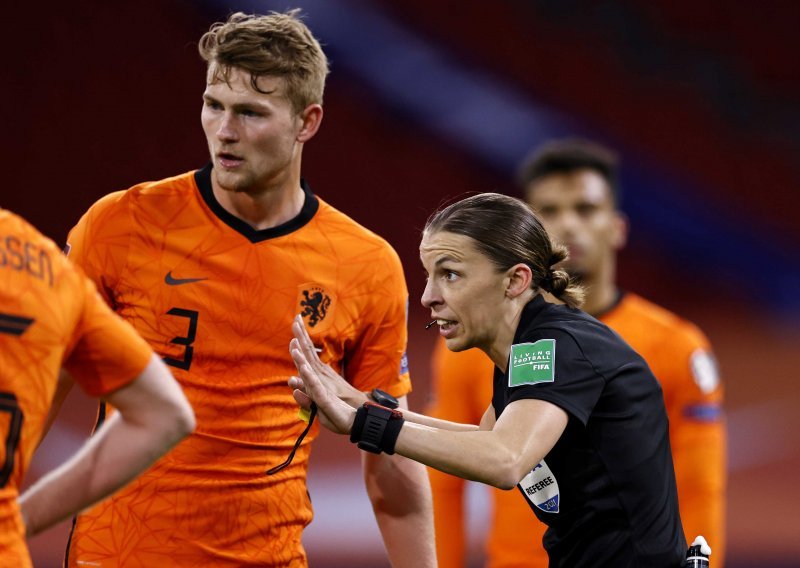 Na utakmici Nizozemske i Latvije ovo se po prvi puta dogodilo u povijesti kvalifikacija za Svjetsko prvenstvo