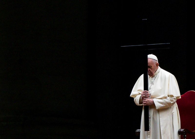 [FOTO] Papa Franjo drugi put zaredom predvodio Križni put bez javnosti, u obredu se spomenula i pandemija