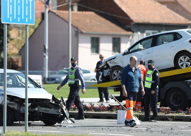 Na jednom od najprometnijih raskršća u Zagrebu sudarila se dva automobila; tri osobe završile u bolnici