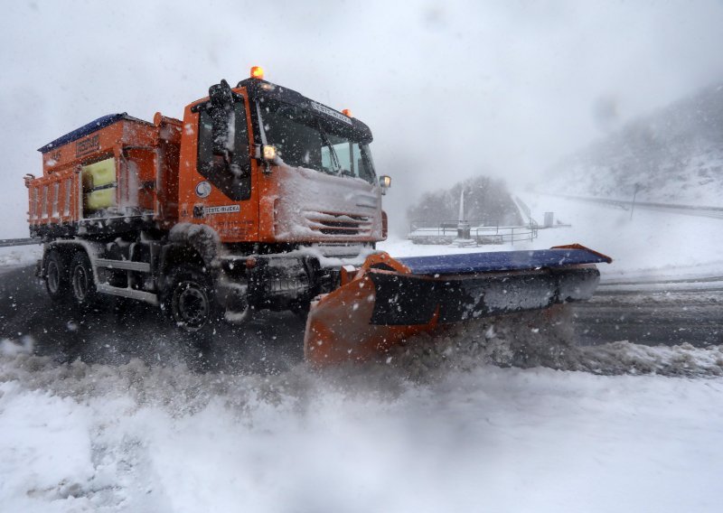 [FOTO] Snijeg i dalje stvara velike probleme u prometu, zatvorena autocesta između Svetog Roka i Posedarja