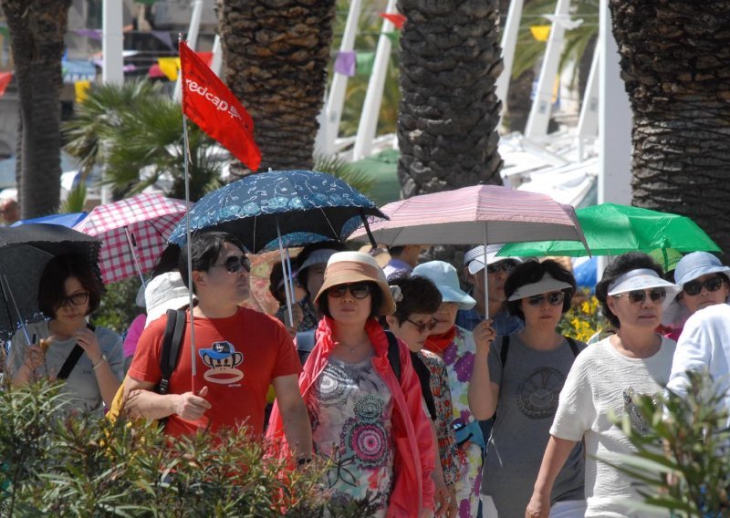 Turisti s kišobranima i šeširima okupirali Split