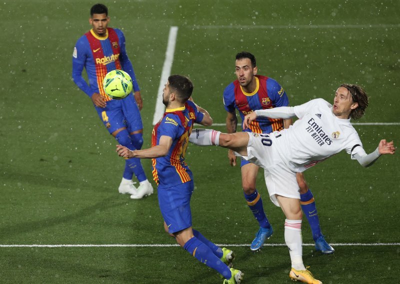 Gerard Pique nije jedini iz Barce koji se zakačio s Lukom Modrićem; kamere ulovile zvijezdu Katalonaca u obračunu s Hrvatom i njegovim klubom