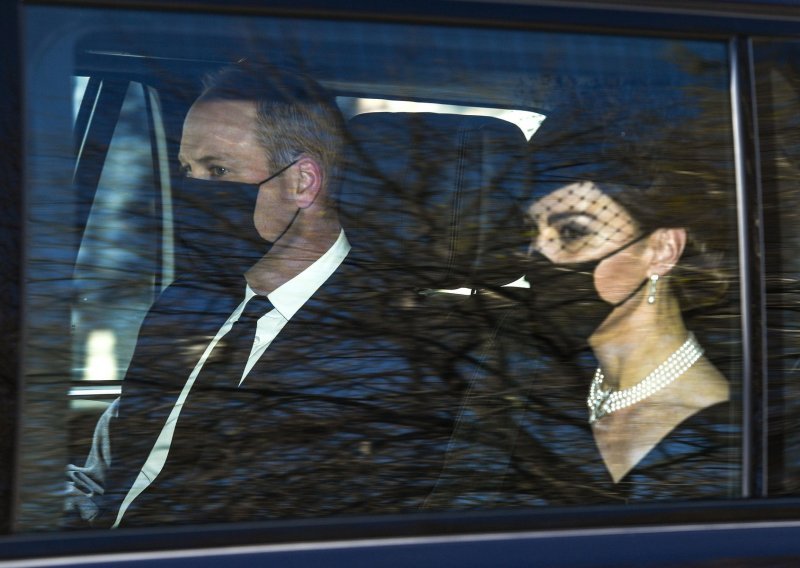 Ožalošćeni članovi kraljevske obitelji stižu u Windsor na posljedni ispraćaj princa Philipa; među prvima pristigli Kate Middleton i princ William