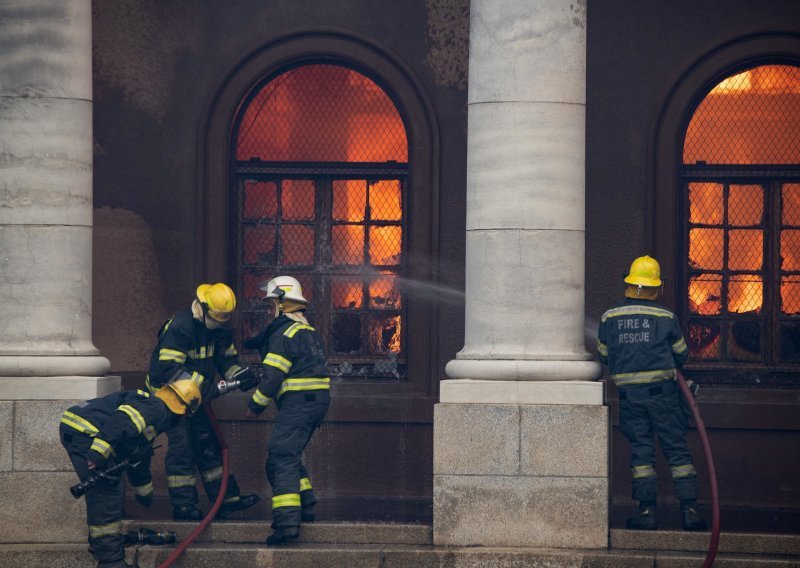 [VIDEO] Cape Town: Požar uništio dio knjižnice, približava se središtu grada