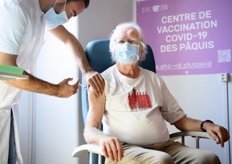 Švicarska potpuno cijepljenima ukida izolaciju na šest mjeseci