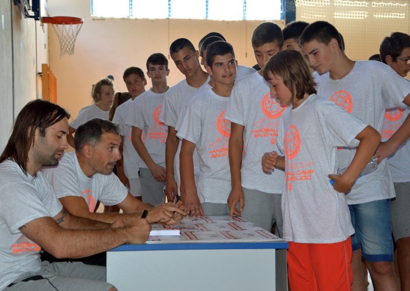 Balić, Metličić i Losert oduševili djecu u rukometnom kampu