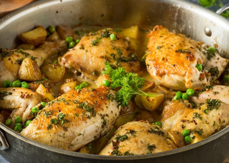 Odličan recept za koji vam treba samo jedna tavica: Zapečena hrskava piletina s povrćem
