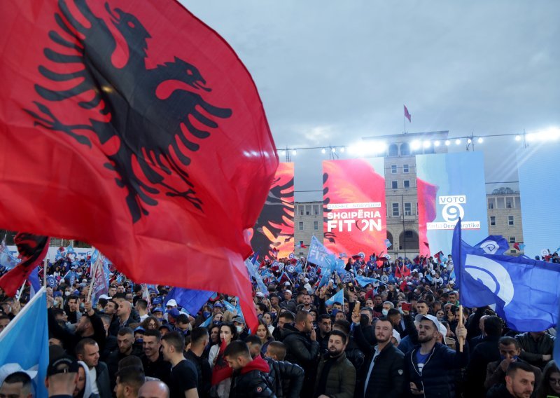 Albanci u nedjelju počeli izlaziti na izbore za novi parlament