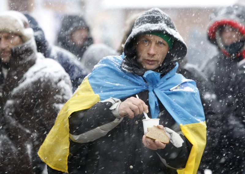 Ukrajinci na ulicama usprkos studeni i snijegu