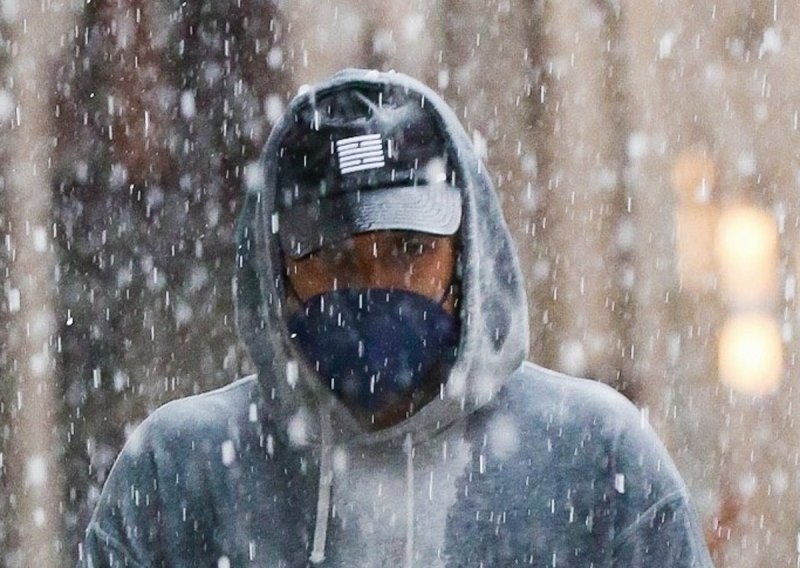 Loše vrijeme mu ništa ne može: Joshua Jackson izašao u šetnju bez kišobrana pa pokisnuo kao miš
