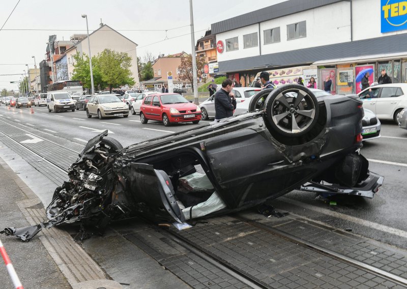 [VIDEO/FOTO] Šokantna snimka iz Dubrave: Jureći se zabio u parkirane automobile, pješak čudom preživio