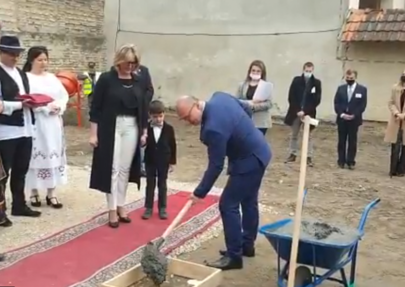 [VIDEO] U Subotici postavljen kamen temeljac Hrvatske kuće, ukopana i vremenska kapsula