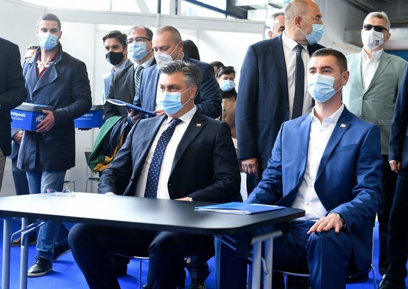 [FOTO] Filipović u društvu Plenkovića predao potpise, premijer skoknuo i do punkta za cijepljenje