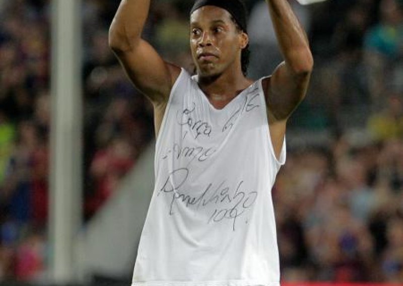 Perfektni Ronaldinho opet uživa u nogometu
