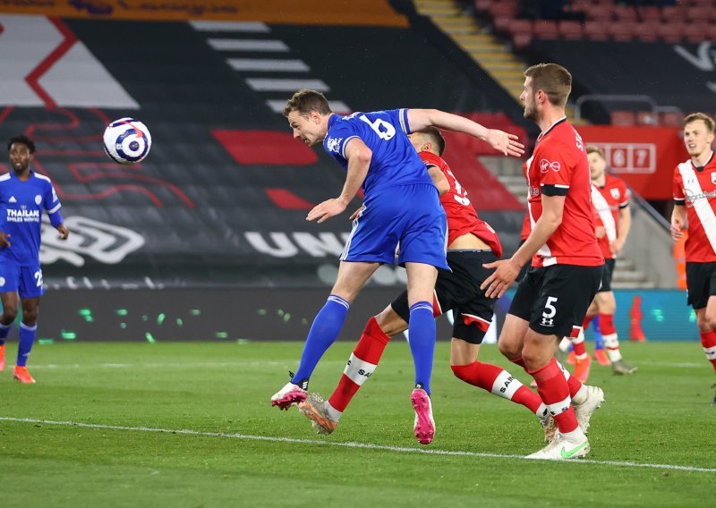 Southampton zaustavio Leicester City iako je gotovo cijelu utakmicu imao igrača manje zbog crvenog u 10. minuti