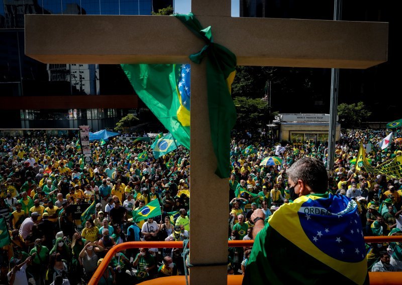 U Brazilu tisuće ljudi na skupovima tražile veće ovlasti za predsjednika Bolsonara