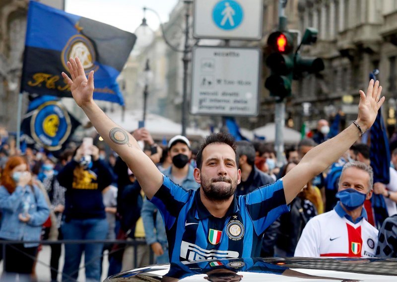 [FOTO] Navijači Intera poludjeli od sreće nakon osvajanja naslova prvaka Italije poslije 11 godina; oglasio se i tvorac ovog fantastičnog uspjeha, ali i hrvatski dvojac