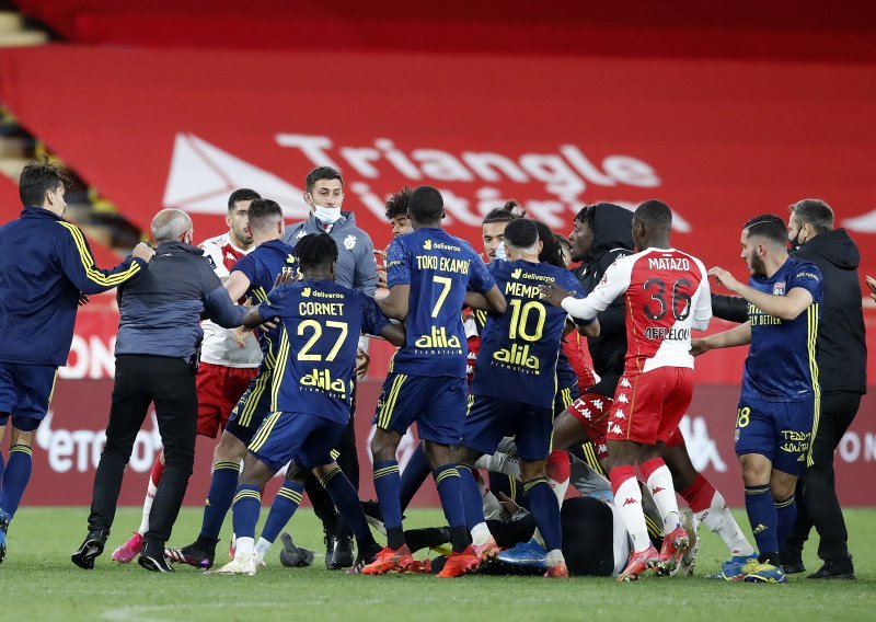 Niko Kovač i Monaco se porazom u derbiju s Lyonom oprostili od borbe za naslov; igrači se potukli nakon napete utakmice