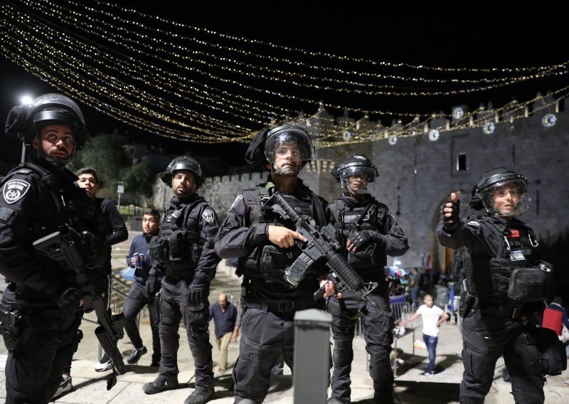 Deseci ranjenih u sukobu: Izraelska policija rastjerivala Palestince gumenim mecima i zvučnim granatama, a ovi odgovarali kamenjem