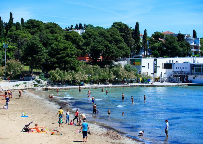 [VIDEO/FOTO] Splićani iskoristili topao dan za kupanje na Bačvicama, pogledajte kako uživaju