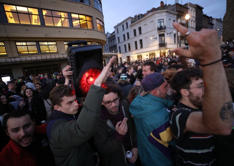 [FOTO] Mladi u Bruxellesu bez maski i razmaka izišli na ulice proslaviti ukidanje policijskog sata; iza ponoći ih rastjerala policija