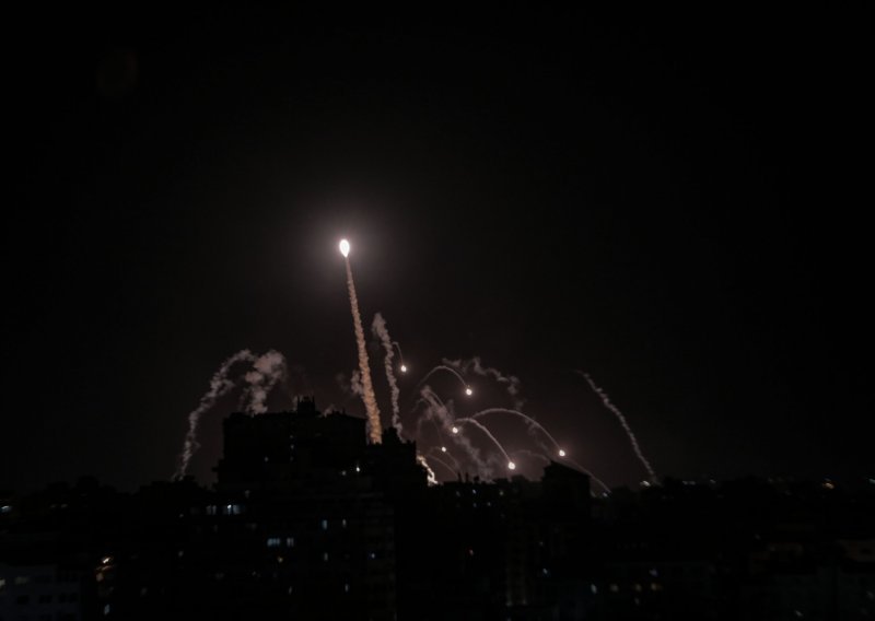 [VIDEO] Pogledajte kako izraelski obrambeni sustav zaustavlja rakete ispaljene na Tel Aviv