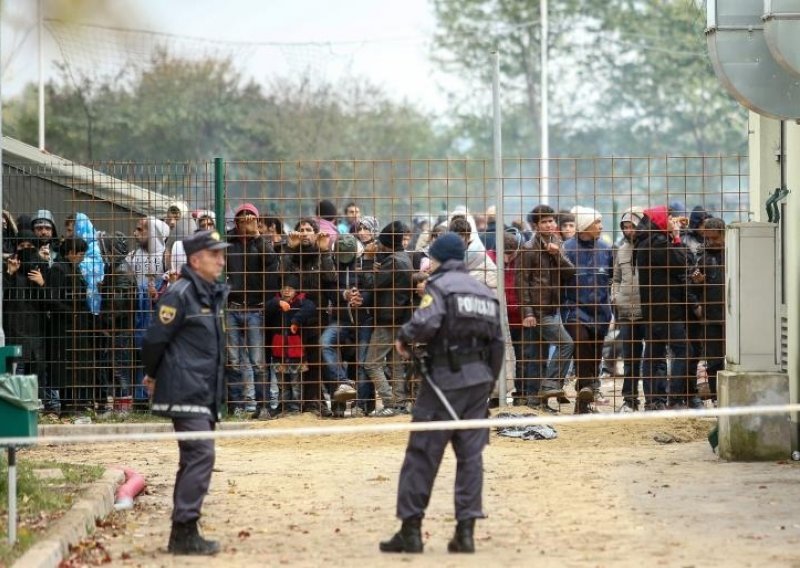 Nove tisuće izbjeglica pred Hrvatskom, Cerar razmišlja o ogradi