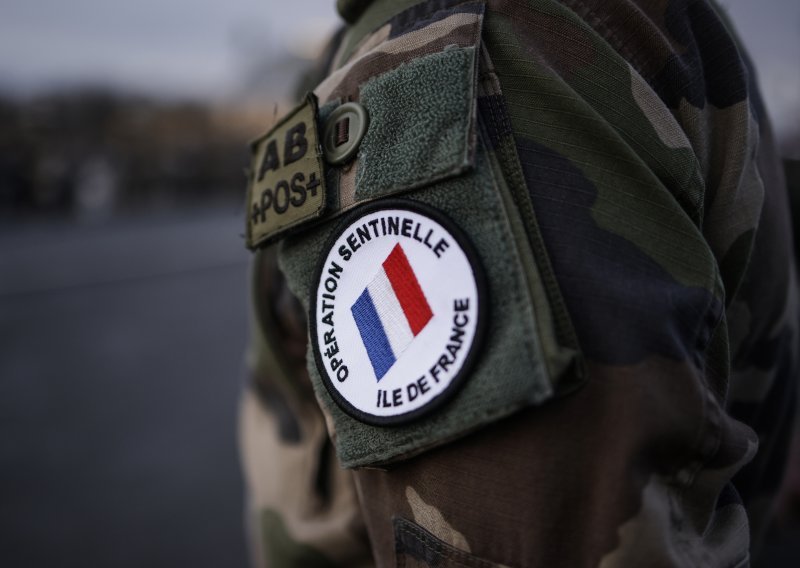 Francuskim vojnicima koji su upozorili na 'građanski rat' rečeno da odu iz vojske