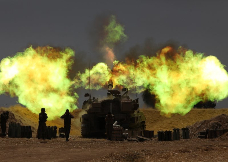 [VIDEO] Nema prekida vatre: Izrael nastavlja s bombardiranjem Gaze, dva radnika poginula u raketnom napadu Hamasa na farmu