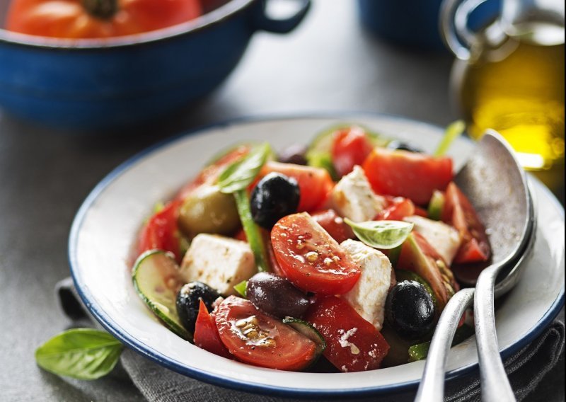 Pripremite ih sami: Jednostavni i ukusni preljevi za salatu koji će vas osvojiti okusom