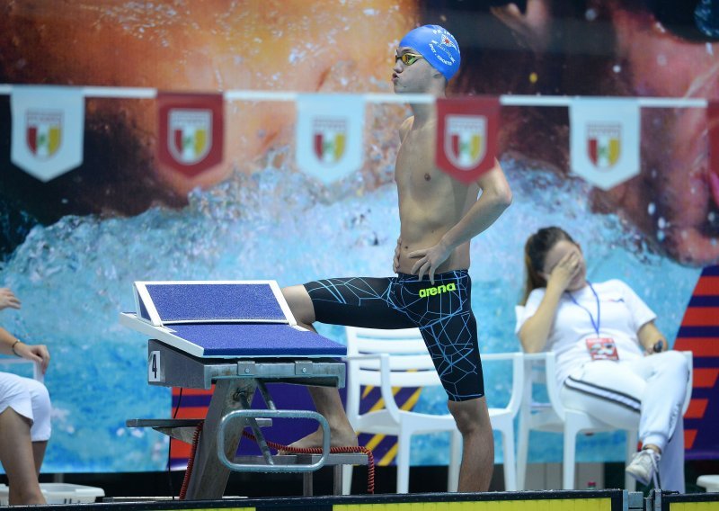 Najveća nada hrvatskog plivanja i svjetski juniorski rekorder, umjesto na bazenu, završio kod liječnika pa se povukao s prvenstva