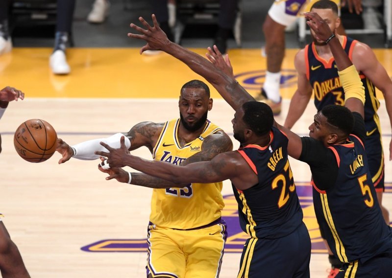 Aktualni prvaci Lakersi se nakon drame dočepali play-offa: pogledajte strašnu tricu ozlijeđenog LeBrona Jamesa za pobjedu nad Warriorsima: Vidio sam tri obruča!