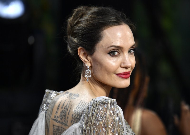 Angelina Jolie u šetnji New Yorkom: Bijela majica kratkih rukava otkrila dobro čuvanu tajnu