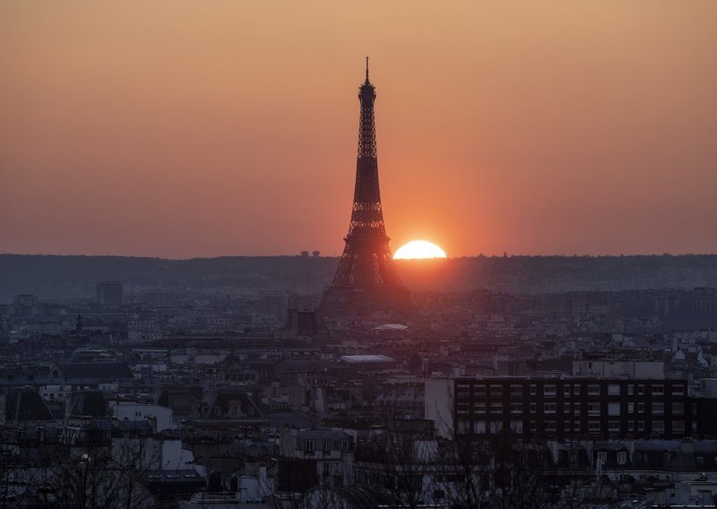 Nakon nekoliko mjeseci Eiffelov toranj otvara se u srpnju