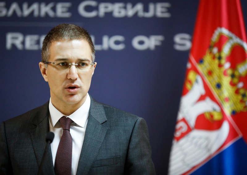 Nakupile se afere, srbijanskom ministru obrane 'glava na panju': Optužuju ga da je prisluškivao samog Vučića s kojim je još od Šešeljeve ere