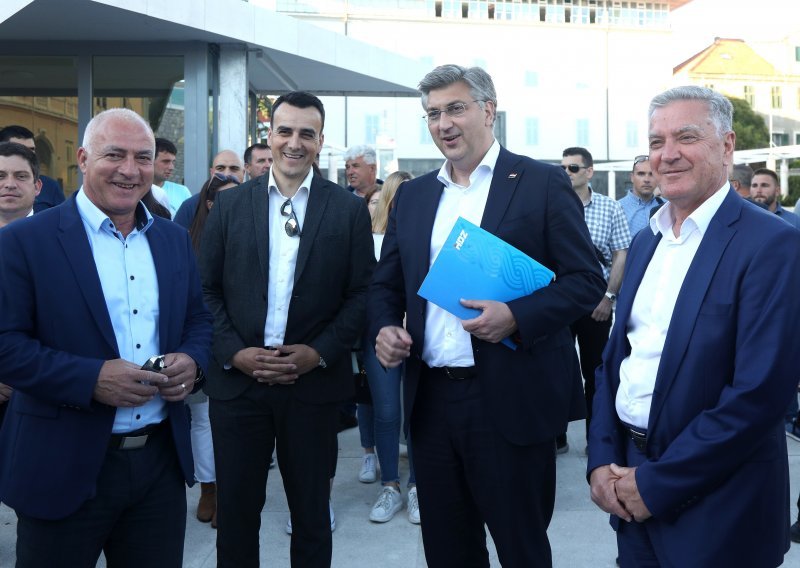 Premijer među Šibenčanima, u finalu kampanje došao podržati Pauka i Burića