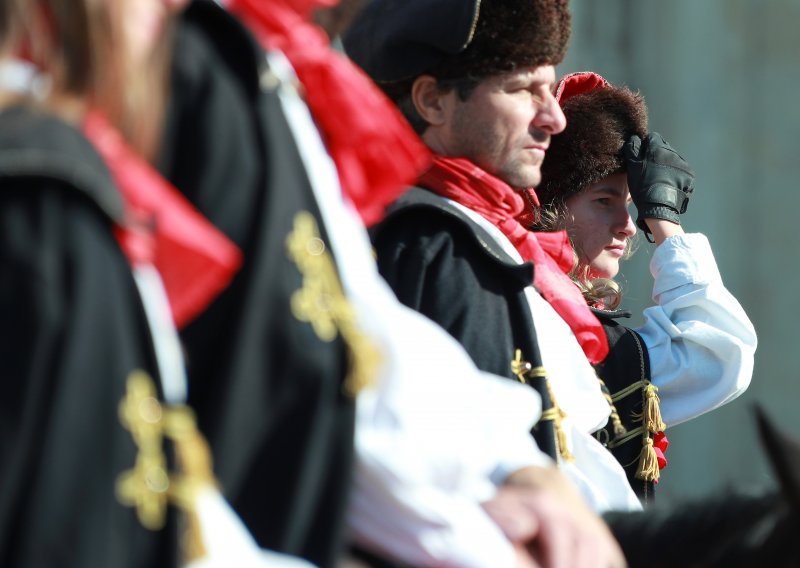 Na Dan državnosti počasna satnija Kravat pukovnija na zagrebačkim ulicama