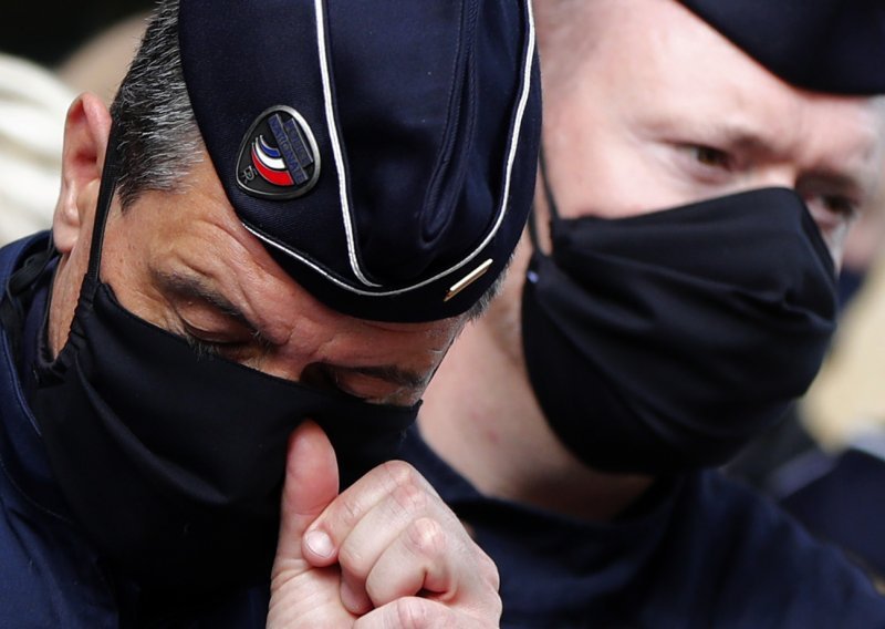 Napadač na policajku u Francuskoj bio je radikaliziran i shizofren