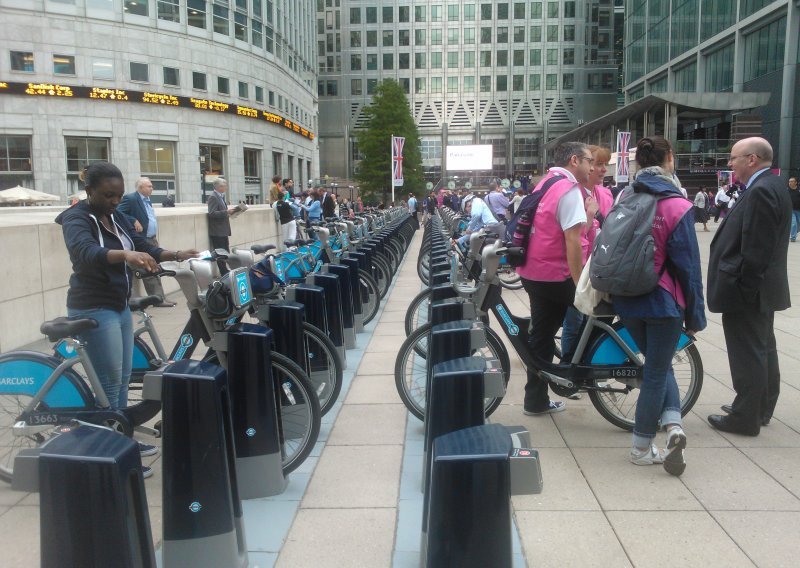 Kako izgleda voziti Londonom na 'Borisovom biciklu'