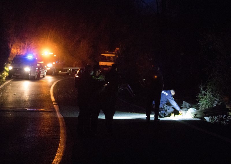 Vozač poginuo nakon što je udario 17-godišnjaka na mopedu bez vozačke dozvole