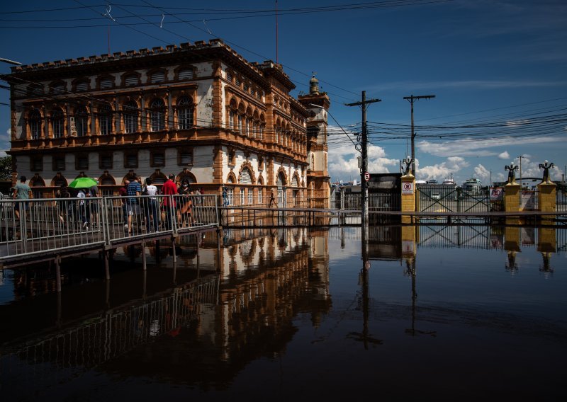 Amazonske rijeke dosegle rekordne razine; u Manausu potopljena tržnica, ljudima ribe doplutale u kuće