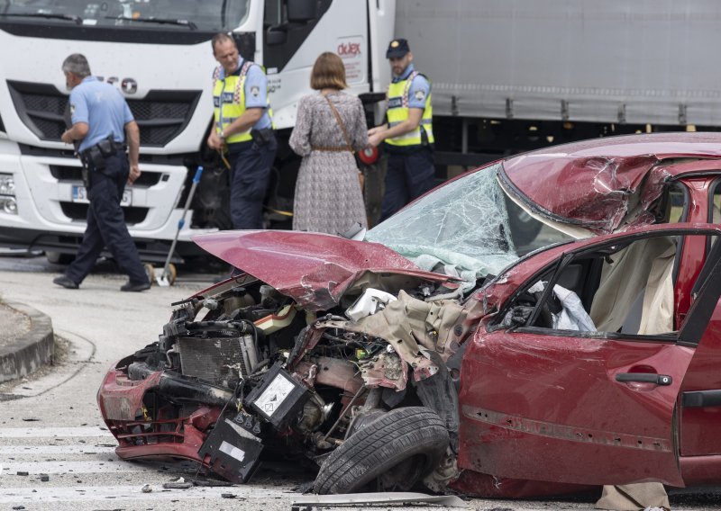 Teška prometna nesreća u Solinu; sudarili se automobil i teretno vozilo, jedna je osoba prevezena u bolnicu
