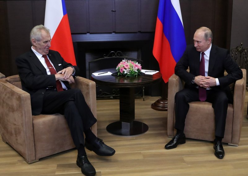 Česi žele opozvati predsjednika: Dezorijentiran je, potkopava sigurnost zemlje i previše voli Rusiju