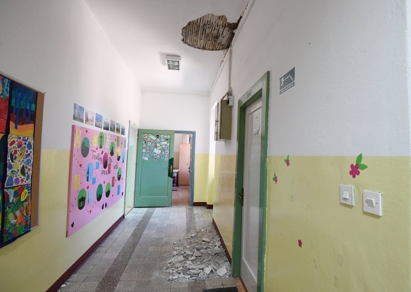 [FOTO/VIDEO] U potresu popucali zidovi na školi, a žbuka pala na klupu. Zamjenik ravnatelja: Srećom da djeca nisu bila u učionici