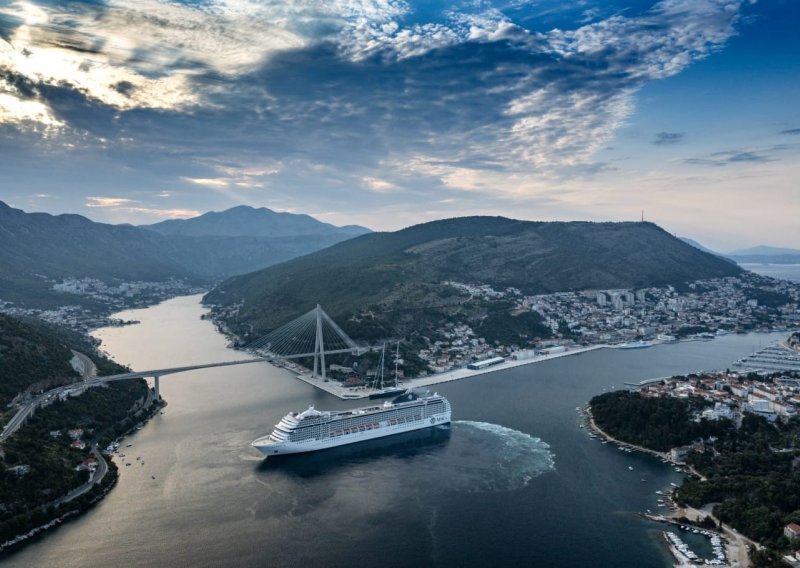 [FOTO/VIDEO] Nakon više od godinu dana u Dubrovnik stigao prvi kruzer! Za putnike vrijede posebna pravila, a neće ni moći šetati slobodno gradom