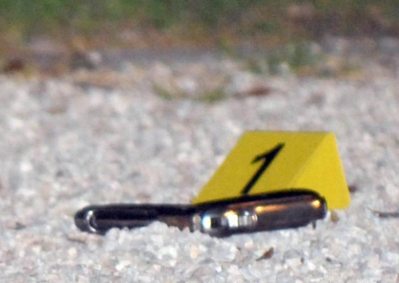 Na cesti pronađena ozlijeđena maloljetnica, a uz nju pištolj