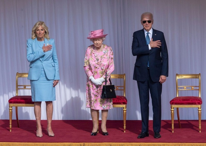 Američki predsjednik prekršio kraljevski protokol: Joe Biden otkrio o čemu je razgovarao s kraljicom Elizabetom, a zaboravio je skinuti i sunčane naočale