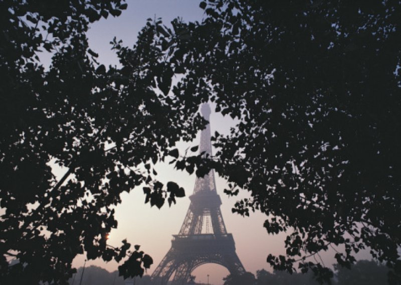 Trećina žena mašta o seksu na Eiffelovom tornju