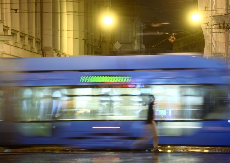 [VIDEO] Zastoj u Savskoj: Tramvaju pukao pantograf, no srećom nema ozlijeđenih